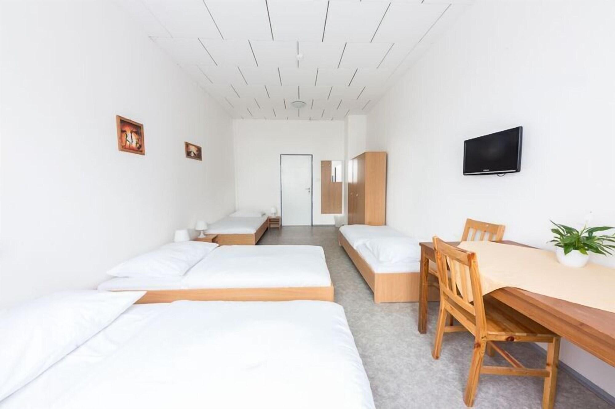 City Hostel Brno Modrice Bagian luar foto
