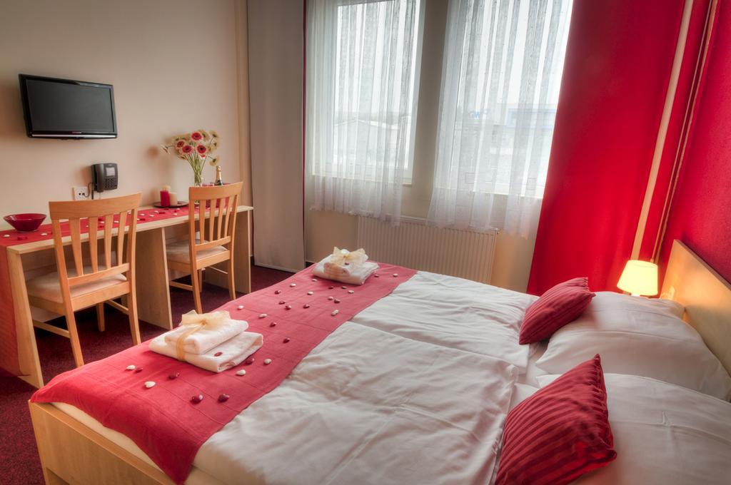 City Hostel Brno Modrice Bagian luar foto