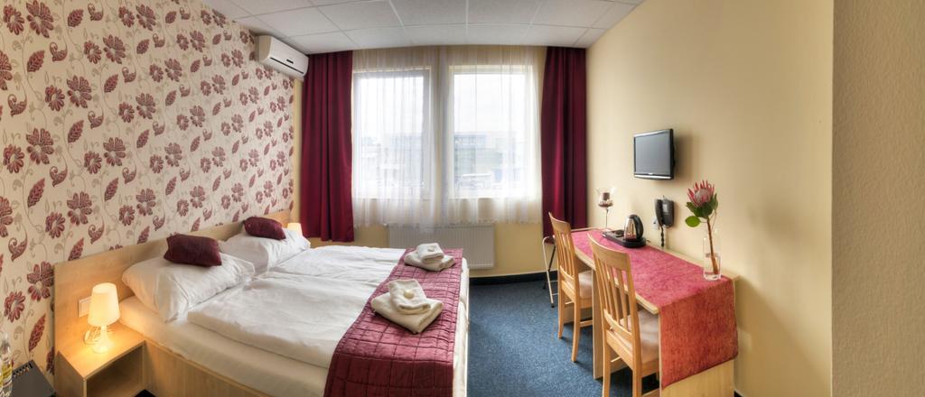 City Hostel Brno Modrice Bagian luar foto