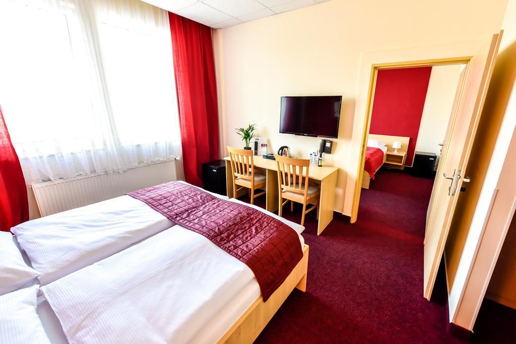 City Hostel Brno Modrice Bagian luar foto