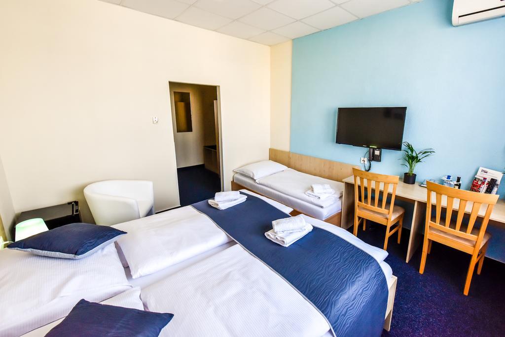 City Hostel Brno Modrice Bagian luar foto