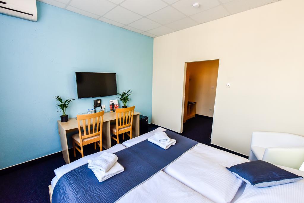 City Hostel Brno Modrice Bagian luar foto