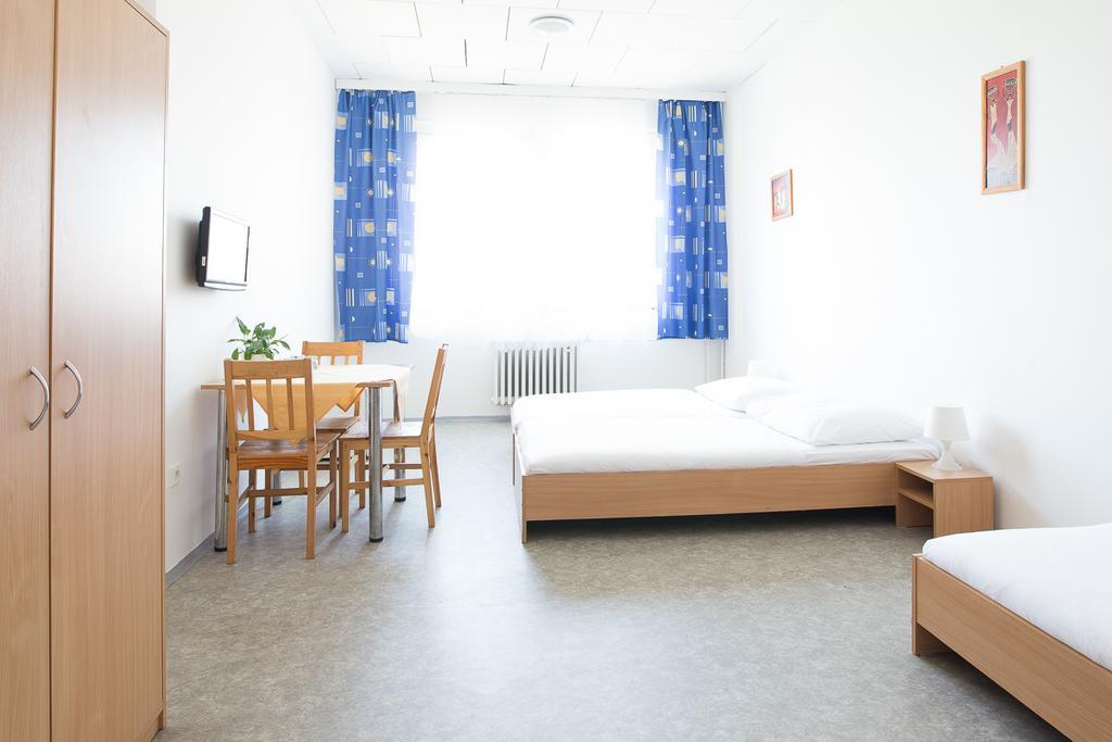 City Hostel Brno Modrice Bagian luar foto