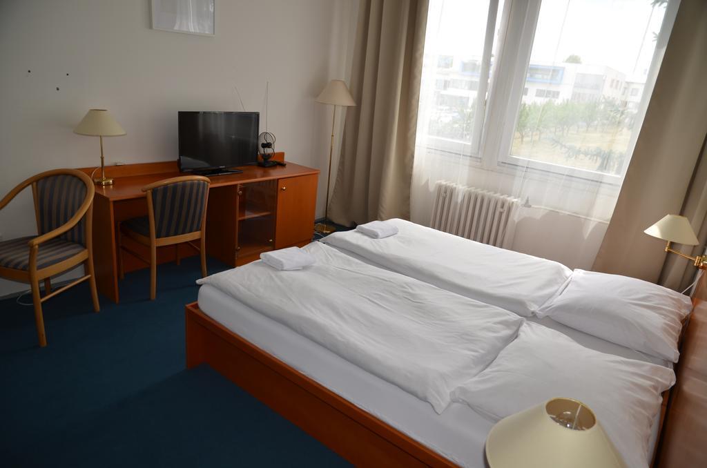 City Hostel Brno Modrice Bagian luar foto