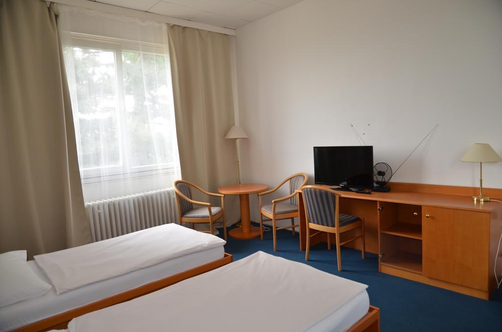 City Hostel Brno Modrice Bagian luar foto