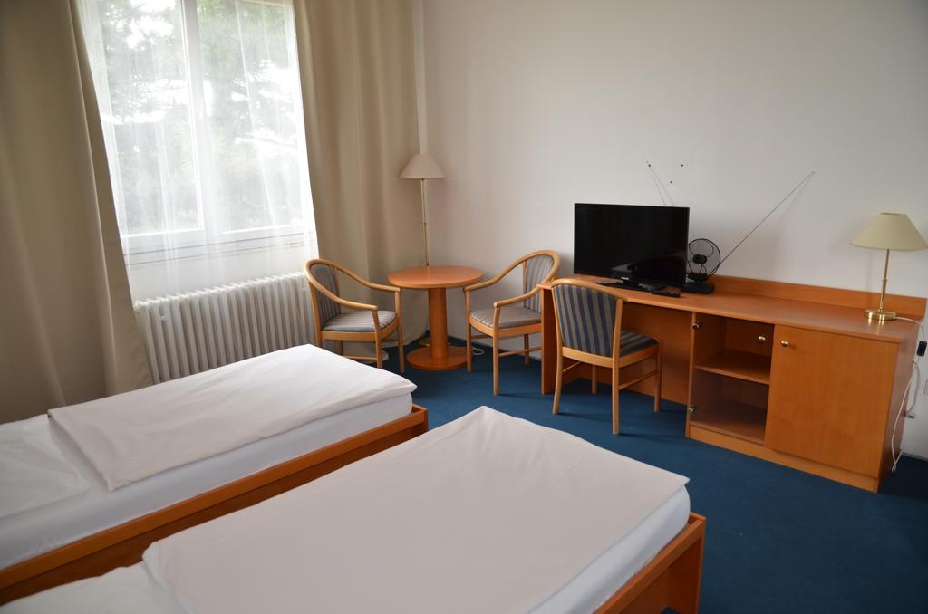 City Hostel Brno Modrice Bagian luar foto